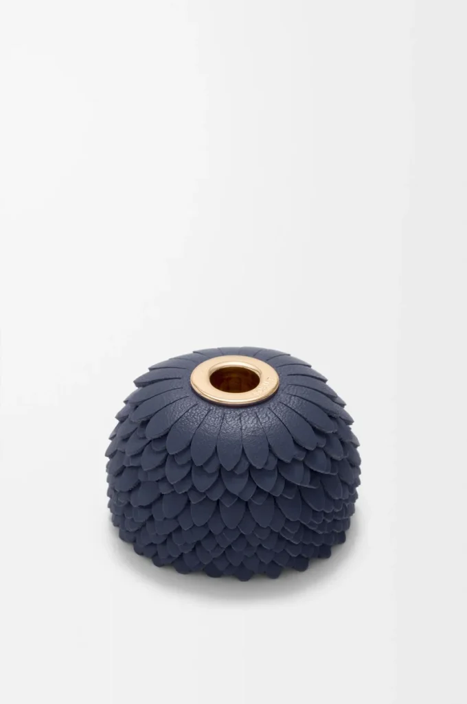 Ciondolo a forma di fiore in pelle di vitello blu navy Ciondolo a forma di fiore in pelle di vitello blu navy