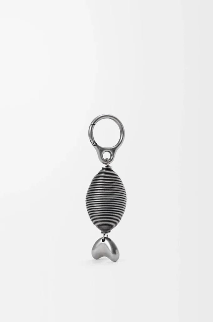 Ciondolo a forma di pesce ovale in argento invecchiato Ciondolo a forma di pesce ovale in argento invecchiato