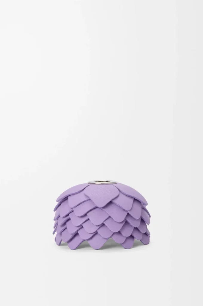 Ciondolo a forma di piccolo fiore in pelle di vitello color malva Ciondolo a forma di piccolo fiore in pelle di vitello color malva
