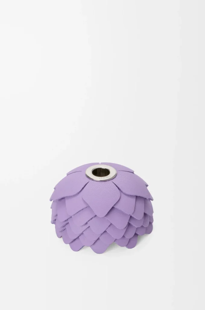 Ciondolo a forma di piccolo fiore in pelle di vitello color malva Ciondolo a forma di piccolo fiore in pelle di vitello color malva