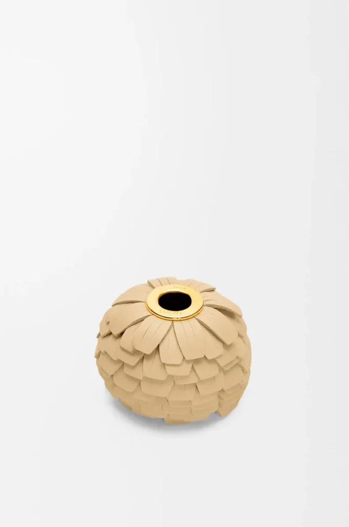 Ciondolo a forma di piccolo fiore in pelle di vitello e ottone Light Yellow Ciondolo a forma di piccolo fiore in pelle di vitello e ottone Light Yellow