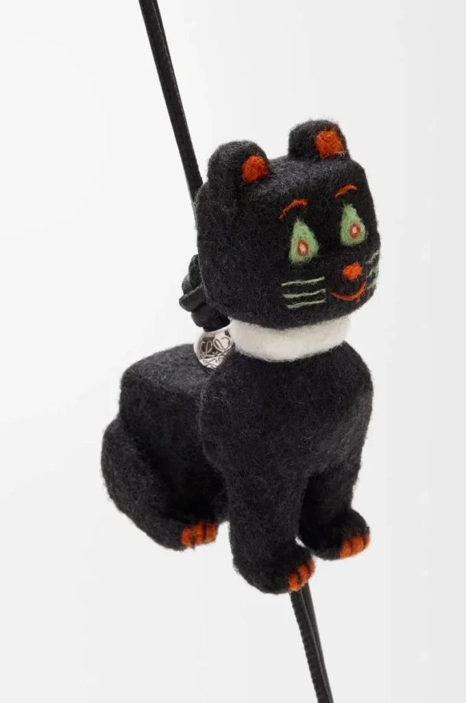 Ciondolo Futurist Cat in feltro Nero/Arancione