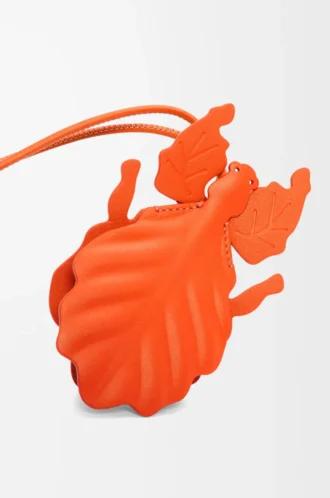 Ciondolo portachiavi a forma di insetto foglia in pelle di vitello classica arancione vivace