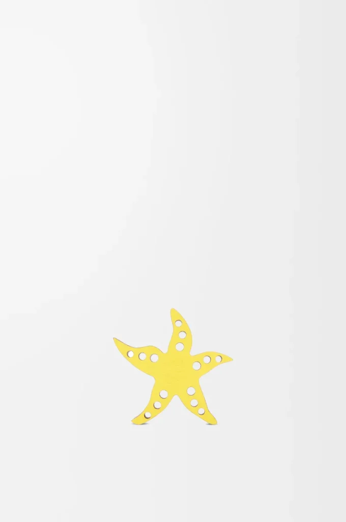 Dadi a forma di stella marina in pelle di vitello giallo/marrone chiaro Dadi a forma di stella marina in pelle di vitello giallo/marrone chiaro