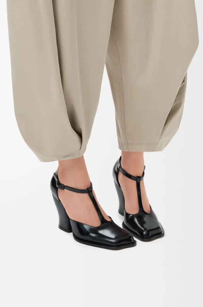 Décolleté con cinturino a T Onda in pelle di vitello spazzolata Nero Décolleté con cinturino a T Onda in pelle di vitello spazzolata Nero