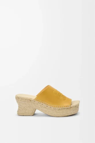 Espadrillas con plateau a petalo in pelle di vitello conciata al vegetale color ocra