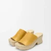 Espadrillas con plateau a petalo in pelle di vitello conciata al vegetale color ocra Espadrillas con plateau a petalo in pelle di vitello conciata al vegetale color ocra