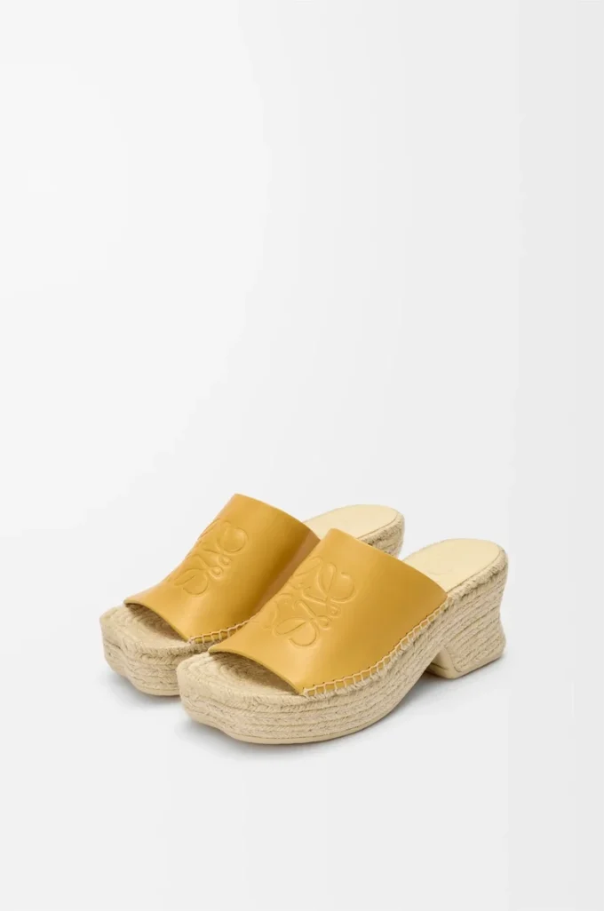 Espadrillas con plateau a petalo in pelle di vitello conciata al vegetale color ocra Espadrillas con plateau a petalo in pelle di vitello conciata al vegetale color ocra
