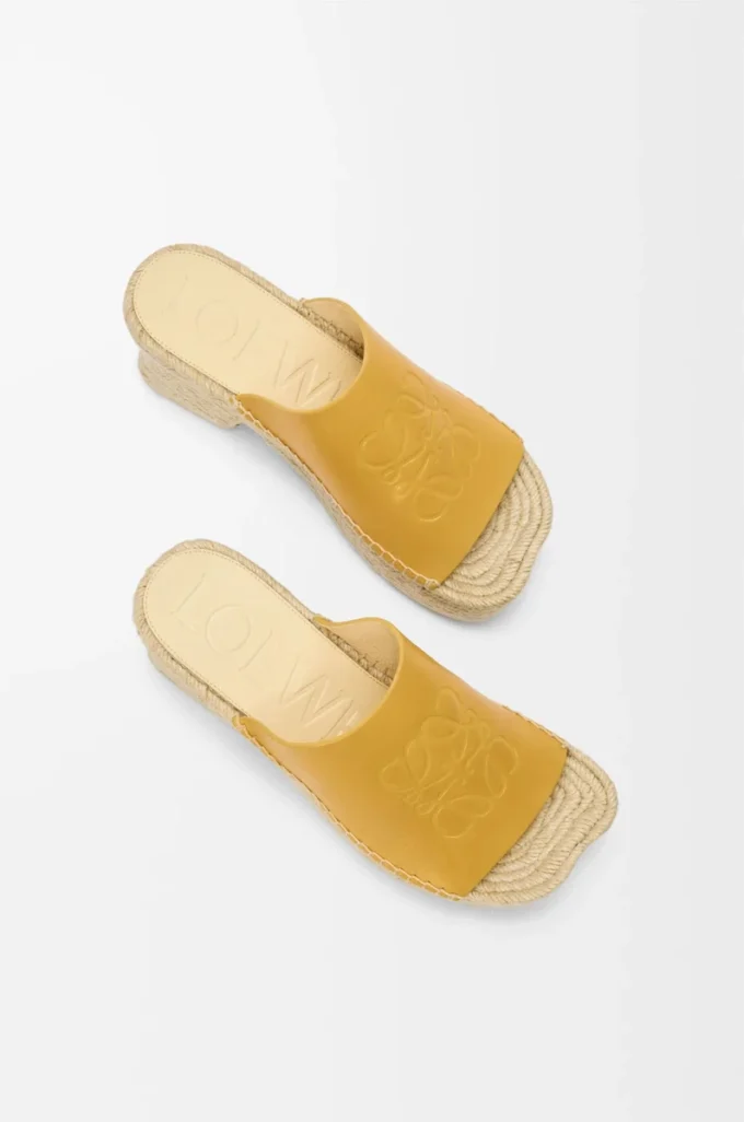 Espadrillas con plateau a petalo in pelle di vitello conciata al vegetale color ocra Espadrillas con plateau a petalo in pelle di vitello conciata al vegetale color ocra