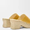 Espadrillas con plateau a petalo in pelle di vitello conciata al vegetale color ocra Espadrillas con plateau a petalo in pelle di vitello conciata al vegetale color ocra