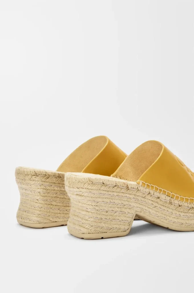 Espadrillas con plateau a petalo in pelle di vitello conciata al vegetale color ocra Espadrillas con plateau a petalo in pelle di vitello conciata al vegetale color ocra
