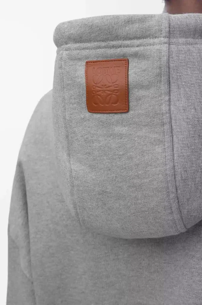 Felpa con cappuccio dalla vestibilità morbida in cotone grigio melange Felpa con cappuccio dalla vestibilità morbida in cotone grigio melange