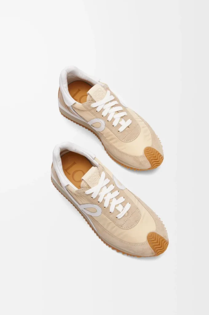 Flow Runner in nylon e pelle scamosciata Light Powder Flow Runner in nylon e pelle scamosciata Light Powder