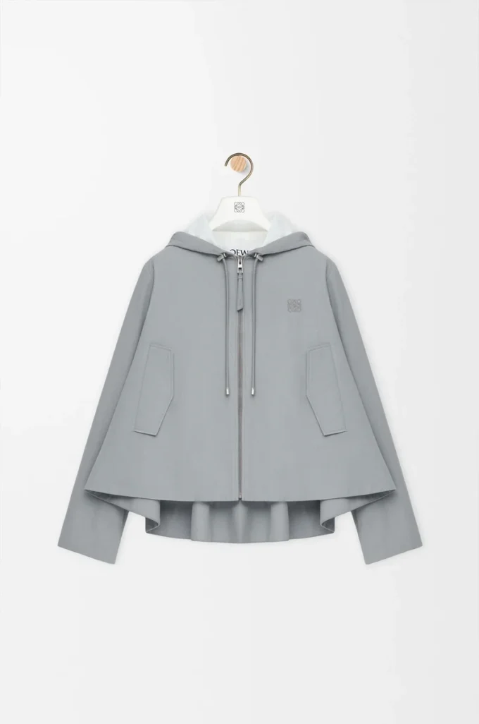 Giacca con cappuccio in cotone grigio chiaro Giacca con cappuccio in cotone grigio chiaro
