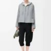 Giacca con cappuccio in cotone grigio chiaro Giacca con cappuccio in cotone grigio chiaro