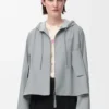 Giacca con cappuccio in cotone grigio chiaro Giacca con cappuccio in cotone grigio chiaro