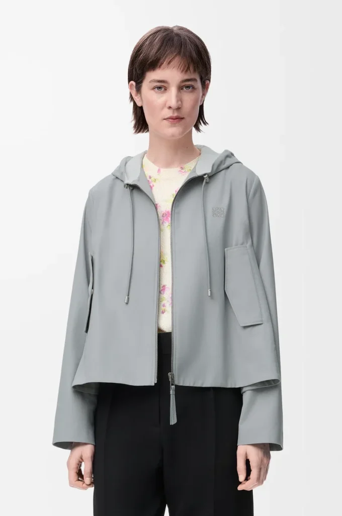 Giacca con cappuccio in cotone grigio chiaro Giacca con cappuccio in cotone grigio chiaro