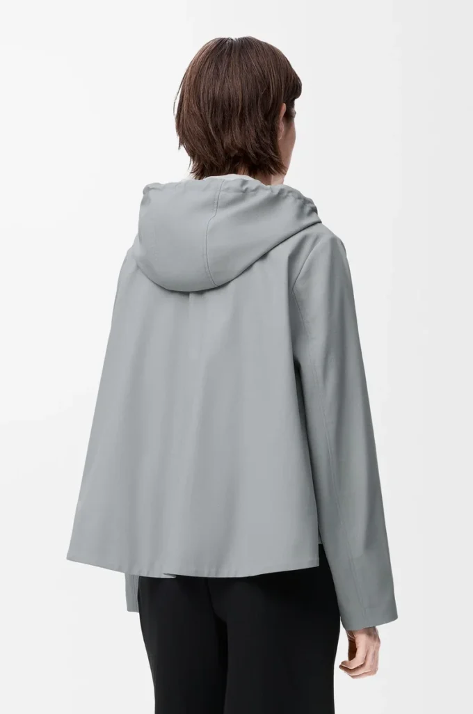 Giacca con cappuccio in cotone grigio chiaro Giacca con cappuccio in cotone grigio chiaro