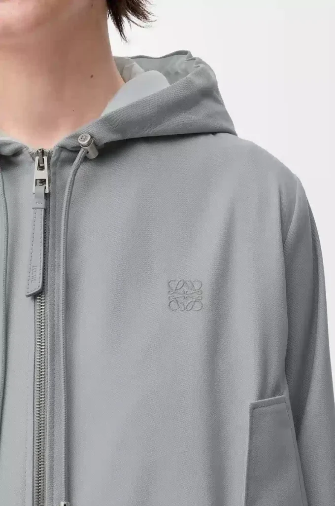 Giacca con cappuccio in cotone grigio chiaro Giacca con cappuccio in cotone grigio chiaro