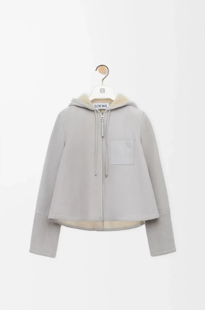 Giacca con cappuccio in shearling grigio melange chiaro