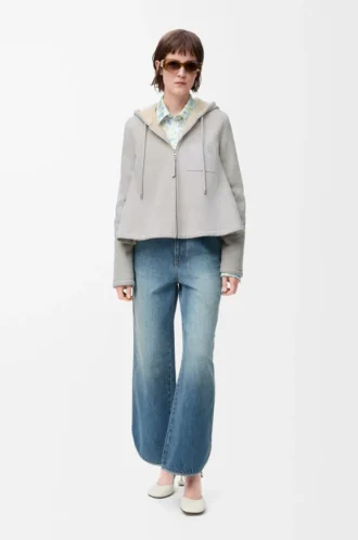 Giacca con cappuccio in shearling grigio melange chiaro