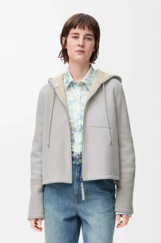 Giacca con cappuccio in shearling grigio melange chiaro