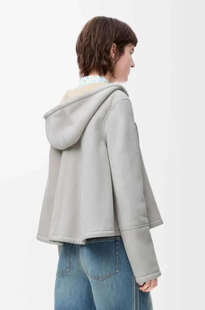 Giacca con cappuccio in shearling grigio melange chiaro