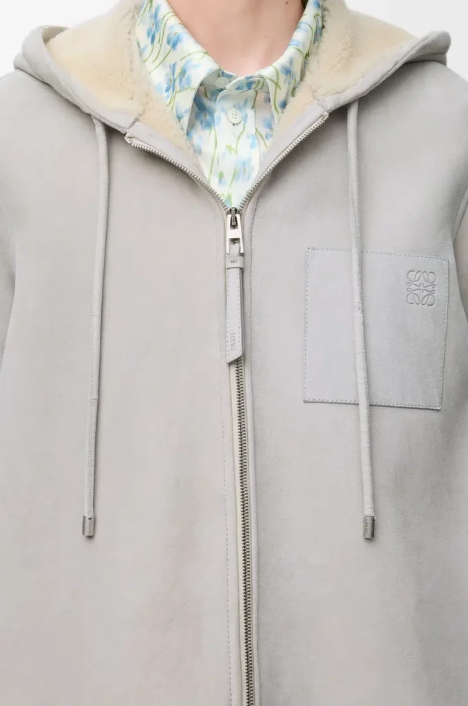 Giacca con cappuccio in shearling grigio melange chiaro