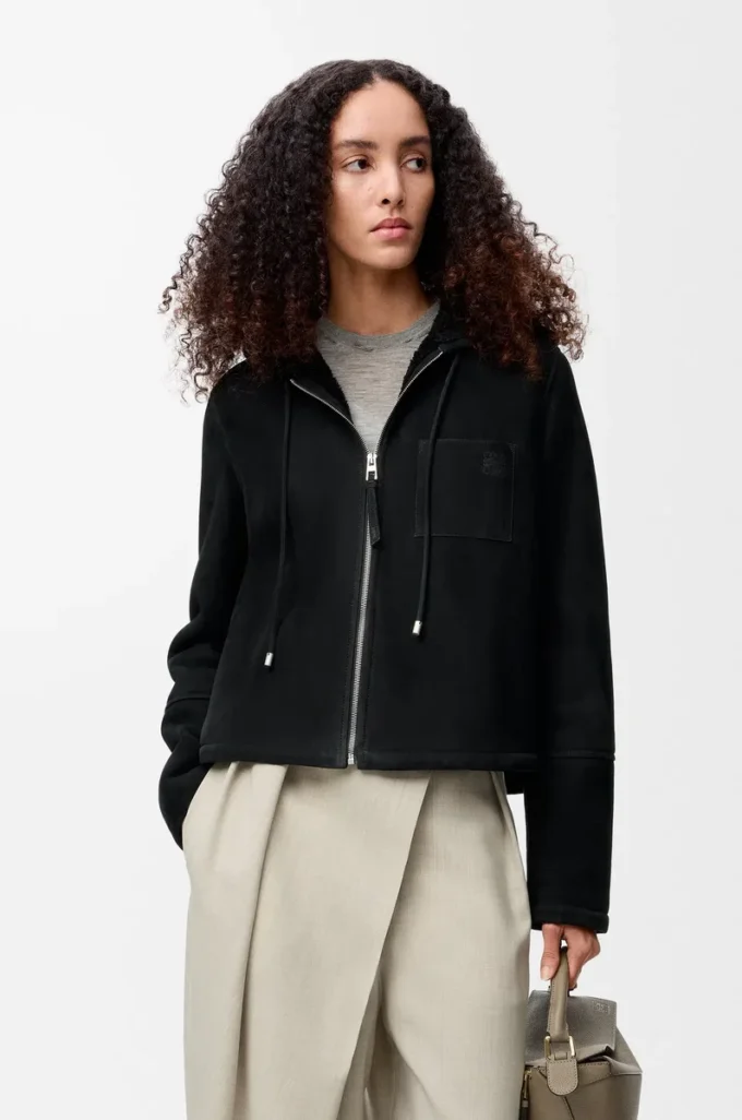 Giacca con cappuccio in shearling Nero Giacca con cappuccio in shearling Nero