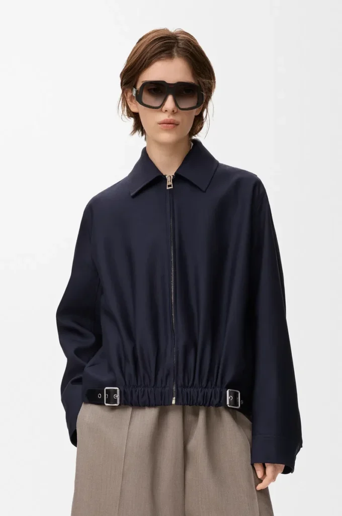 Giacca con cintura in lana e seta blu navy