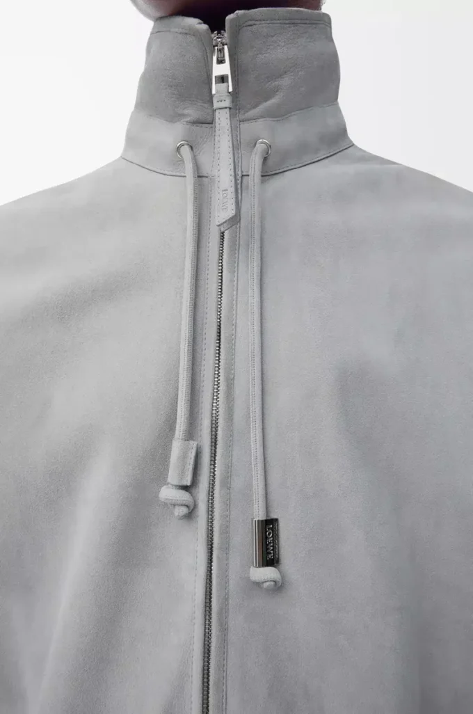 Giacca con zip in pelle scamosciata di agnello grigio chiaro