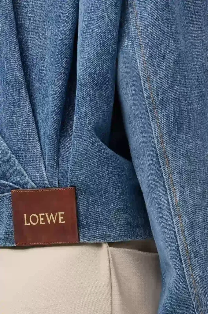 Giacca drappeggiata in denim blu indaco