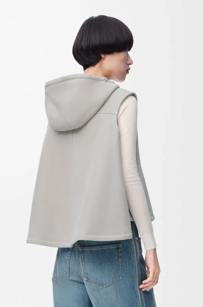 Gilet con cappuccio in shearling grigio melange chiaro