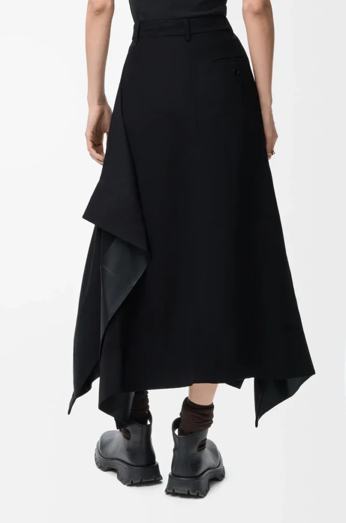 Gonna in viscosa elasticizzata nera Gonna in viscosa elasticizzata nera