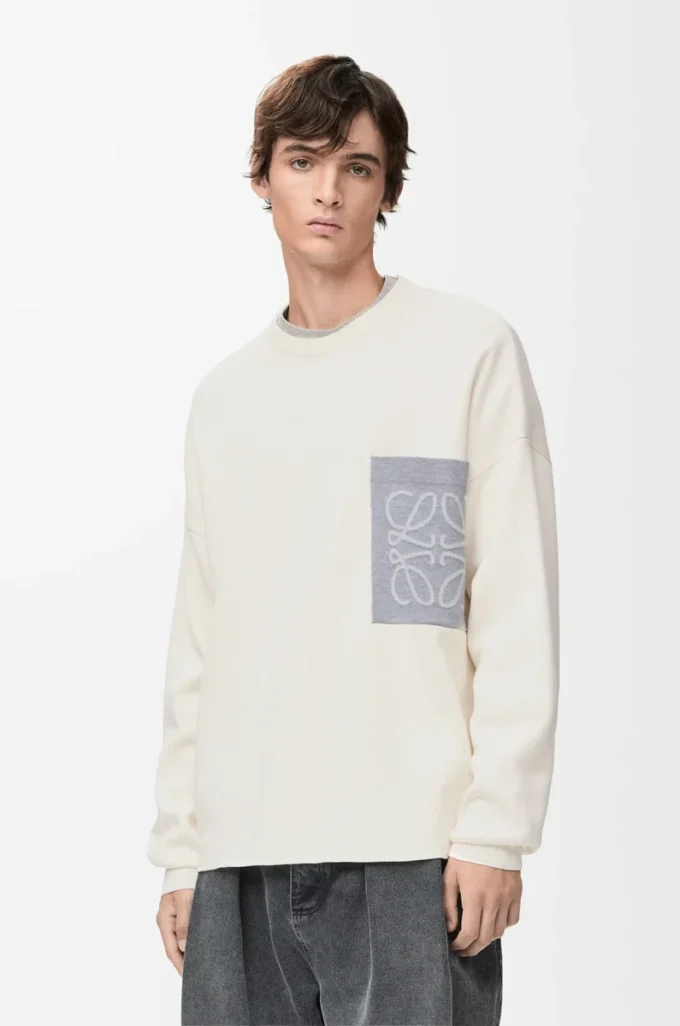 Maglione Anagram con tasca in misto cotone beige/grigio Maglione Anagram con tasca in misto cotone beige/grigio