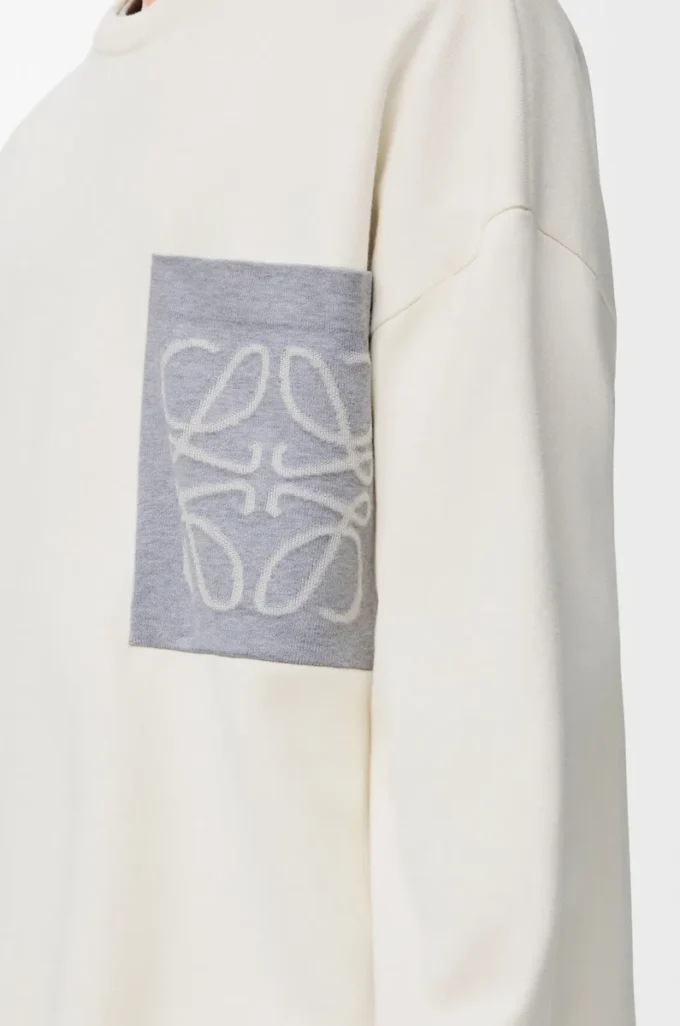 Maglione Anagram con tasca in misto cotone beige/grigio Maglione Anagram con tasca in misto cotone beige/grigio