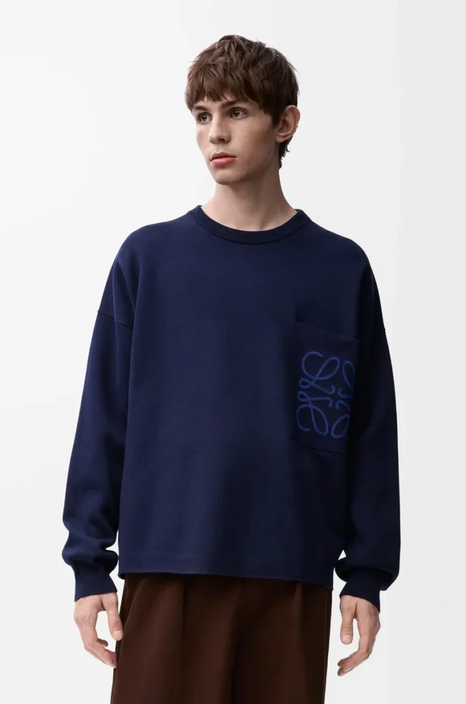 Maglione con tasca Anagram in misto cotone blu navy