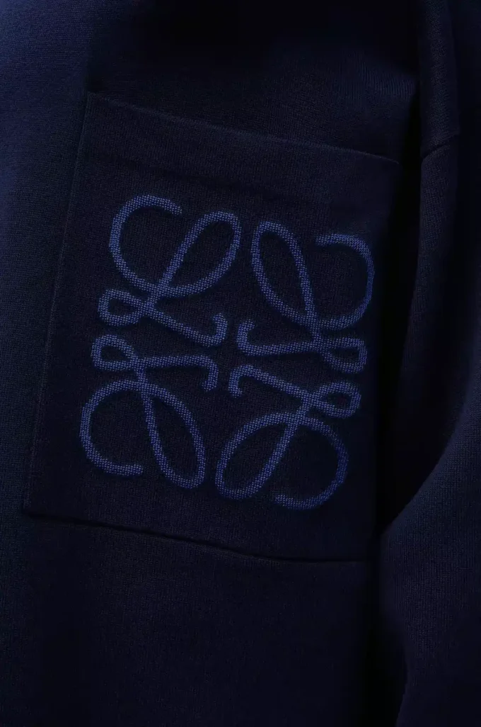 Maglione con tasca Anagram in misto cotone blu navy