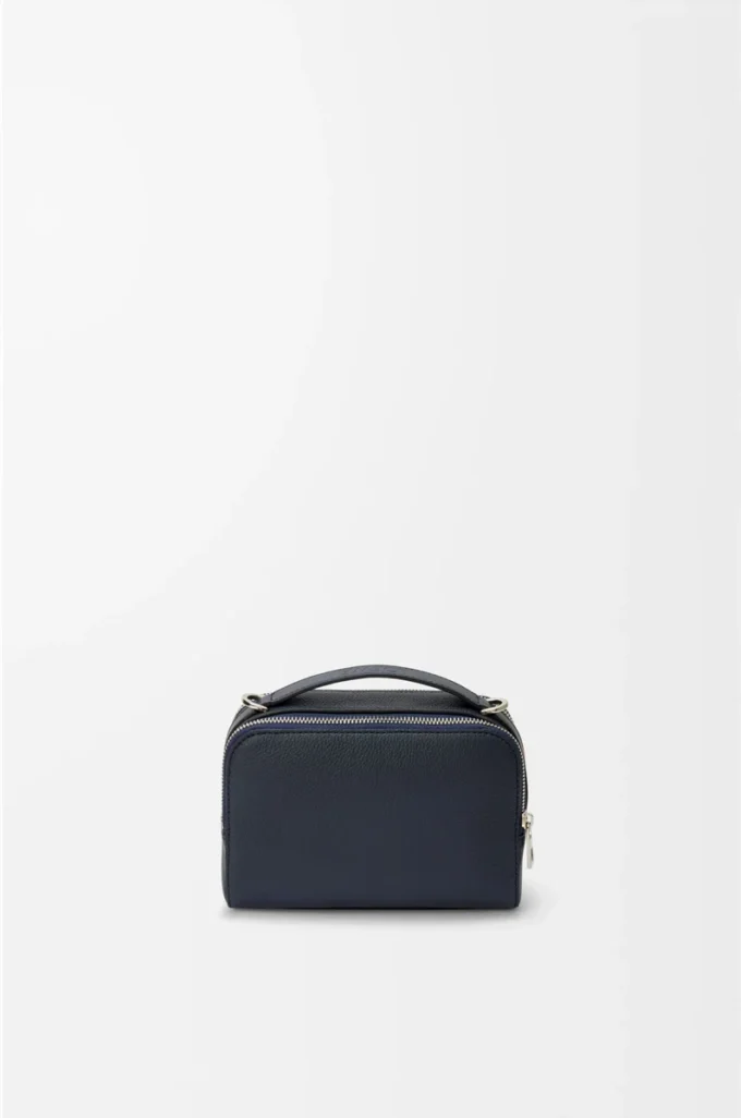 Mini borsa a tracolla per fotocamera in morbida pelle di vitello martellata Deep Navy Mini borsa a tracolla per fotocamera in morbida pelle di vitello martellata Deep Navy