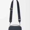 Mini borsa a tracolla per fotocamera in morbida pelle di vitello martellata Deep Navy Mini borsa a tracolla per fotocamera in morbida pelle di vitello martellata Deep Navy