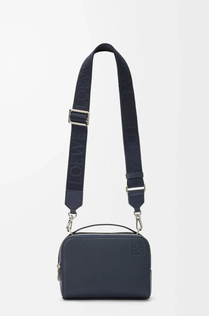 Mini borsa a tracolla per fotocamera in morbida pelle di vitello martellata Deep Navy Mini borsa a tracolla per fotocamera in morbida pelle di vitello martellata Deep Navy