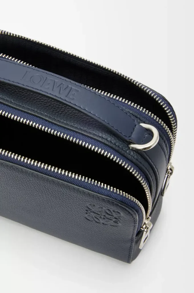 Mini borsa a tracolla per fotocamera in morbida pelle di vitello martellata Deep Navy Mini borsa a tracolla per fotocamera in morbida pelle di vitello martellata Deep Navy