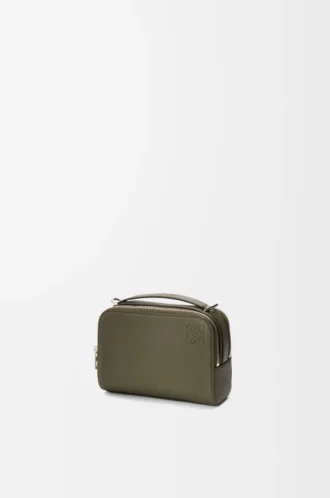 Mini borsa a tracolla per fotocamera in morbida pelle di vitello martellata verde kaki
