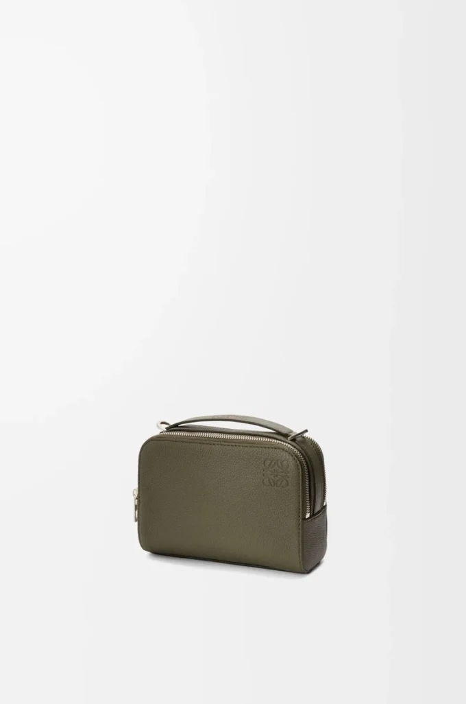 Mini borsa a tracolla per fotocamera in morbida pelle di vitello martellata verde kaki Mini borsa a tracolla per fotocamera in morbida pelle di vitello martellata verde kaki