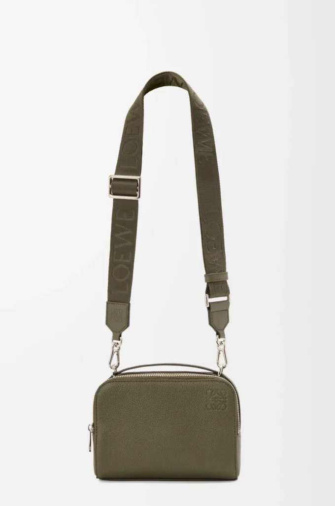Mini borsa a tracolla per fotocamera in morbida pelle di vitello martellata verde kaki Mini borsa a tracolla per fotocamera in morbida pelle di vitello martellata verde kaki