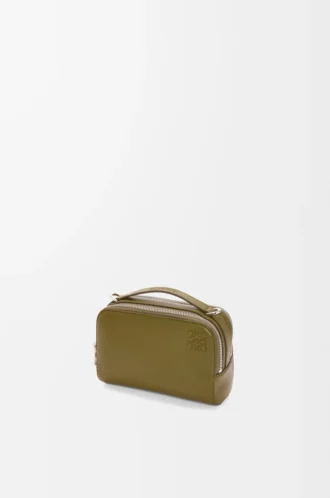Mini borsa a tracolla per fotocamera in morbida pelle di vitello martellata verde oliva