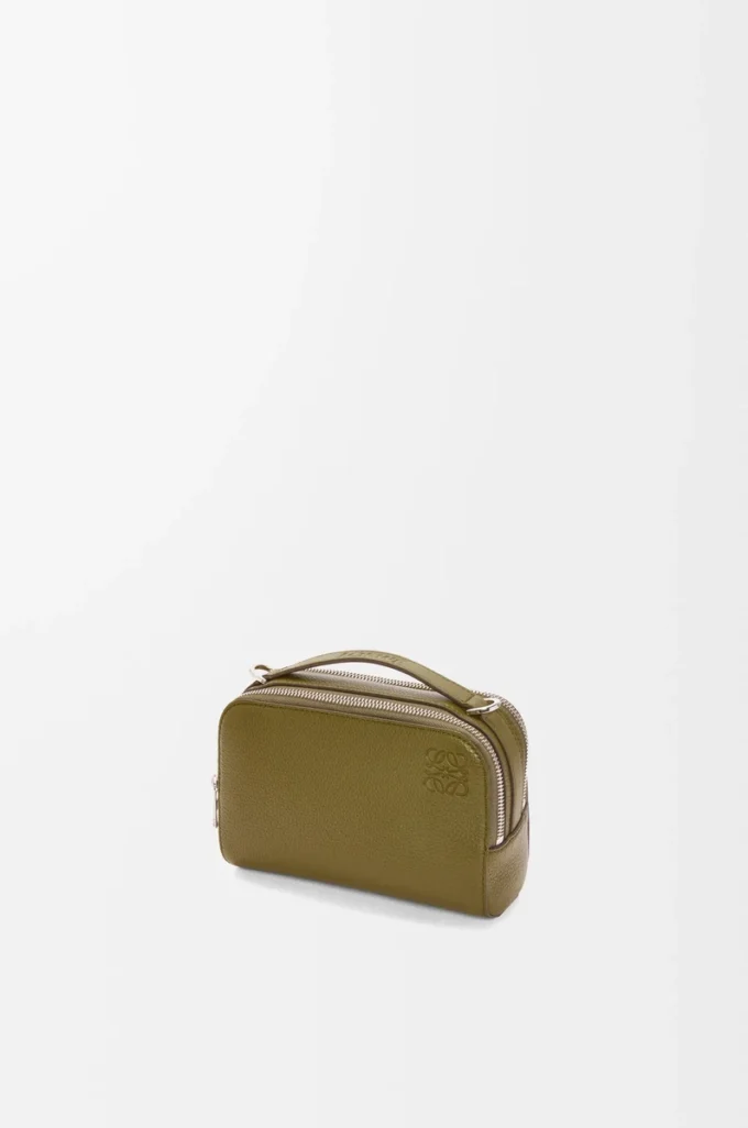 Mini borsa a tracolla per fotocamera in morbida pelle di vitello martellata verde oliva Mini borsa a tracolla per fotocamera in morbida pelle di vitello martellata verde oliva
