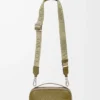 Mini borsa a tracolla per fotocamera in morbida pelle di vitello martellata verde oliva Mini borsa a tracolla per fotocamera in morbida pelle di vitello martellata verde oliva