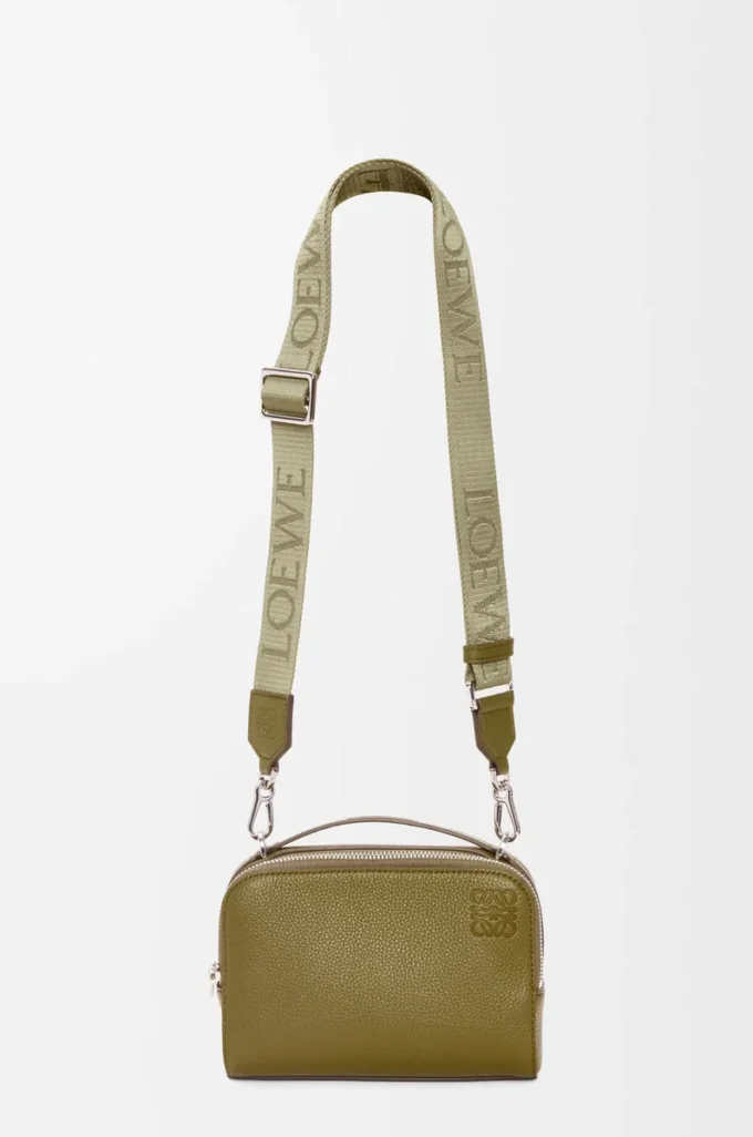 Mini borsa a tracolla per fotocamera in morbida pelle di vitello martellata verde oliva Mini borsa a tracolla per fotocamera in morbida pelle di vitello martellata verde oliva