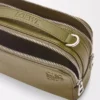 Mini borsa a tracolla per fotocamera in morbida pelle di vitello martellata verde oliva Mini borsa a tracolla per fotocamera in morbida pelle di vitello martellata verde oliva
